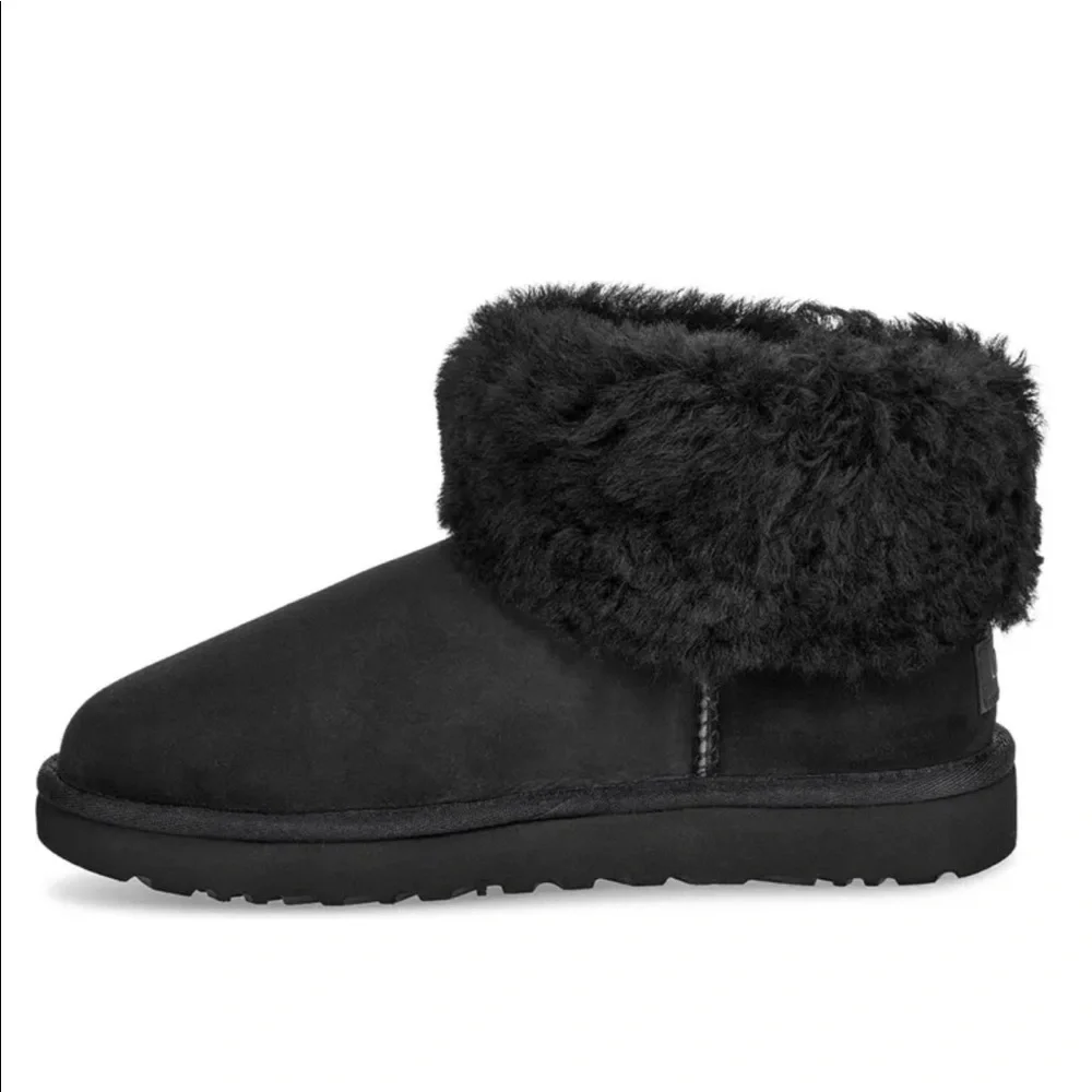 UGG Women’s Short Fluff Black Ankle Boots Size 6 NWT